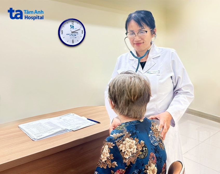 Bác sĩ CKII Trương Thị Vành Khuyên đang khám cho bà T