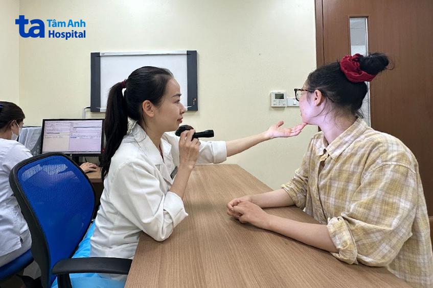 bác sĩ da liễu bvđk tâm anh khám da cho khách hàng