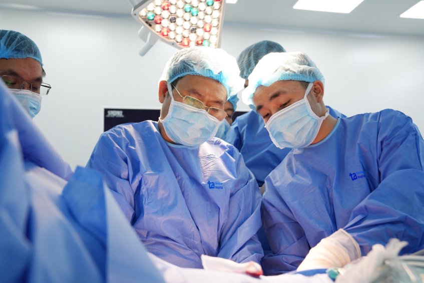 bác sĩ đang điều trị cho bệnh nhân