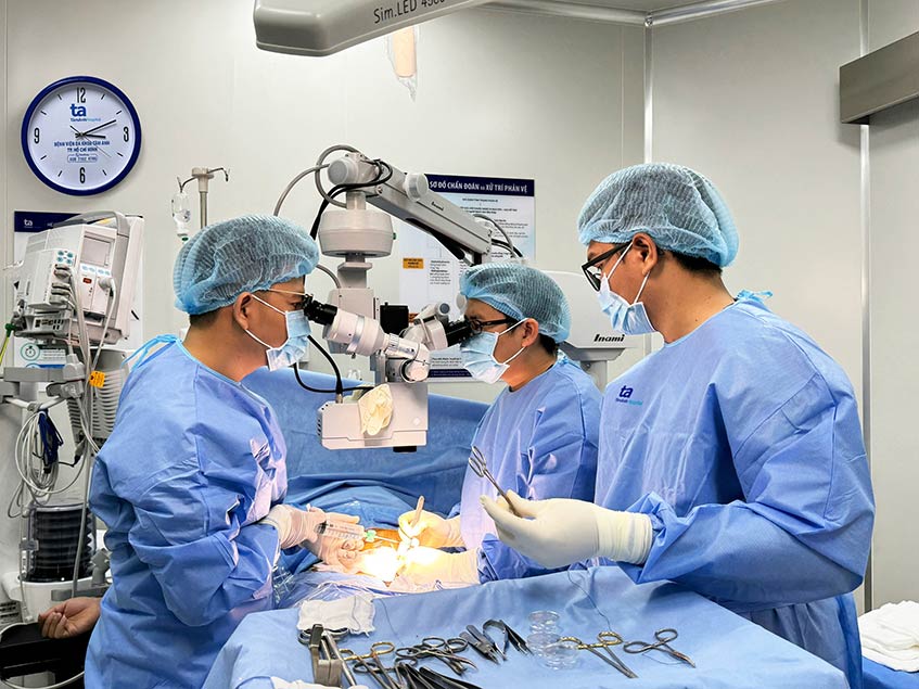 ThS.BS Dương Quang Huy (thứ hai từ phải sang) cùng ê kíp thực hiện vi phẫu micro-TESE tìm tinh trùng cho bệnh nhân