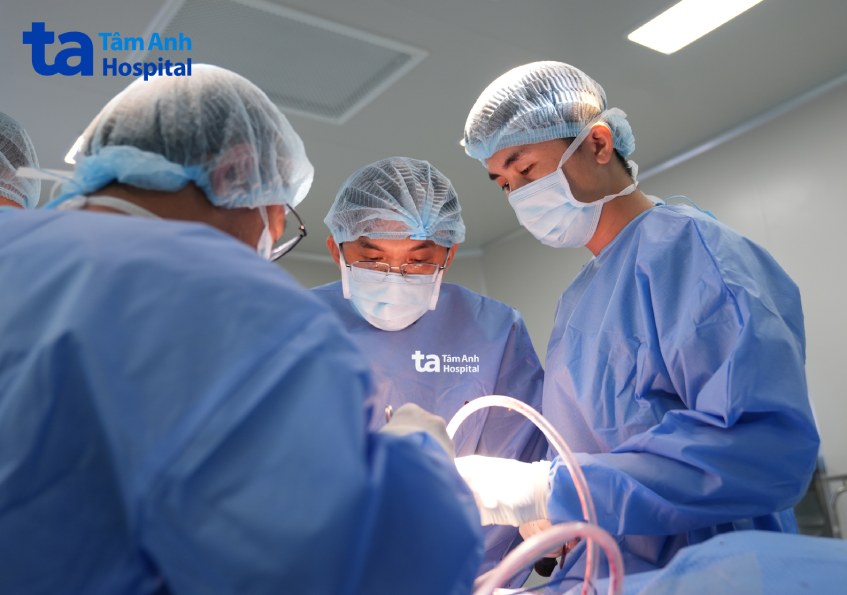 Bác sĩ Lưu (phải) trong một ca phẫu thuật