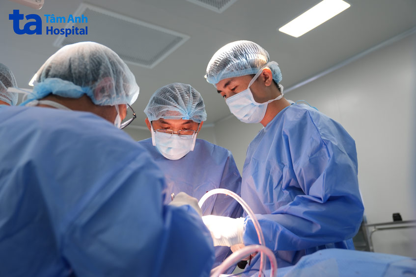 Bác sĩ Lưu đang phẫu thuật cho người bệnh.