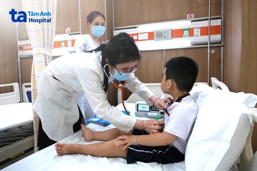 Bác sĩ Ngọc kiểm tra cho bệnh nhi trước xuất viện