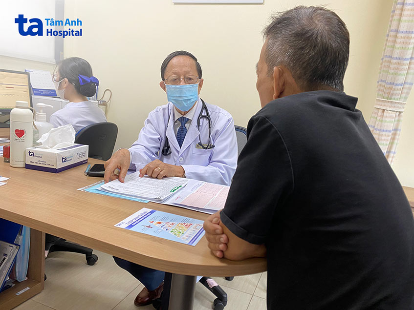 PGS Phạm Nguyễn Vinh tư vấn cho bệnh nhân cách nhận biết triệu chứng cảnh báo nhồi máu cơ tim cấp