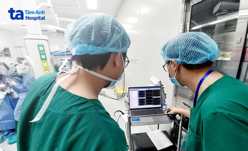Bác sĩ liên tục cập nhật các thông số từ hệ thống theo dõi sinh lý thần kinh trong phẫu thuật (IONM).