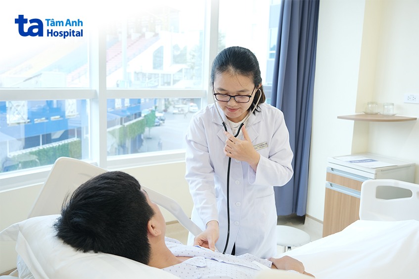 Bác sĩ Tuyền đang khám cho người bệnh