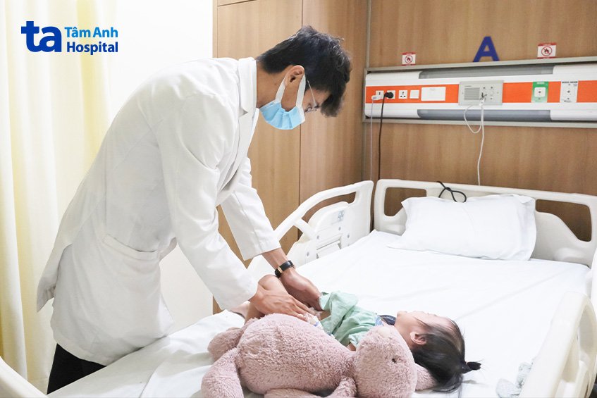 Bác sĩ Vũ kiểm tra cho bé Thanh trước xuất viện