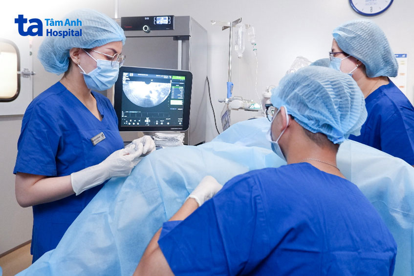 Bác sĩ Ngô Đình Triệu Vỹ cùng ê kíp thực hiện kỹ thuật chọc hút trứng để thụ tinh ống nghiệm cho người bệnh