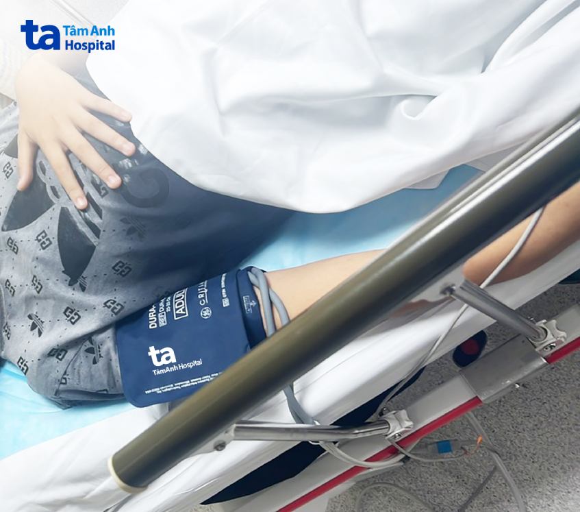 Bệnh nhi được đo huyết áp trên băng ca cấp cứu