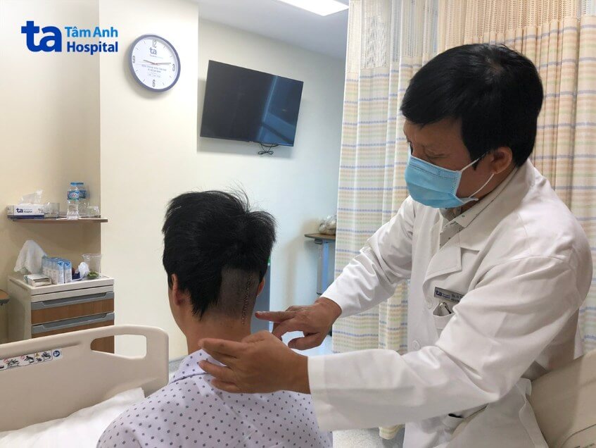 bs khám bệnh nhân u não học hành sa sút