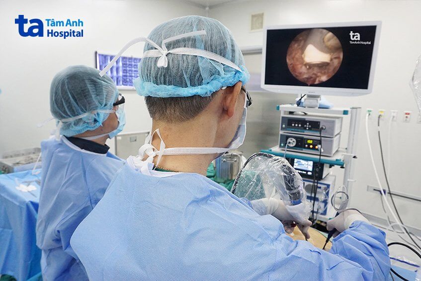 bs phẫu thuật cô gái tập gym sai cách phải mổ cột sống