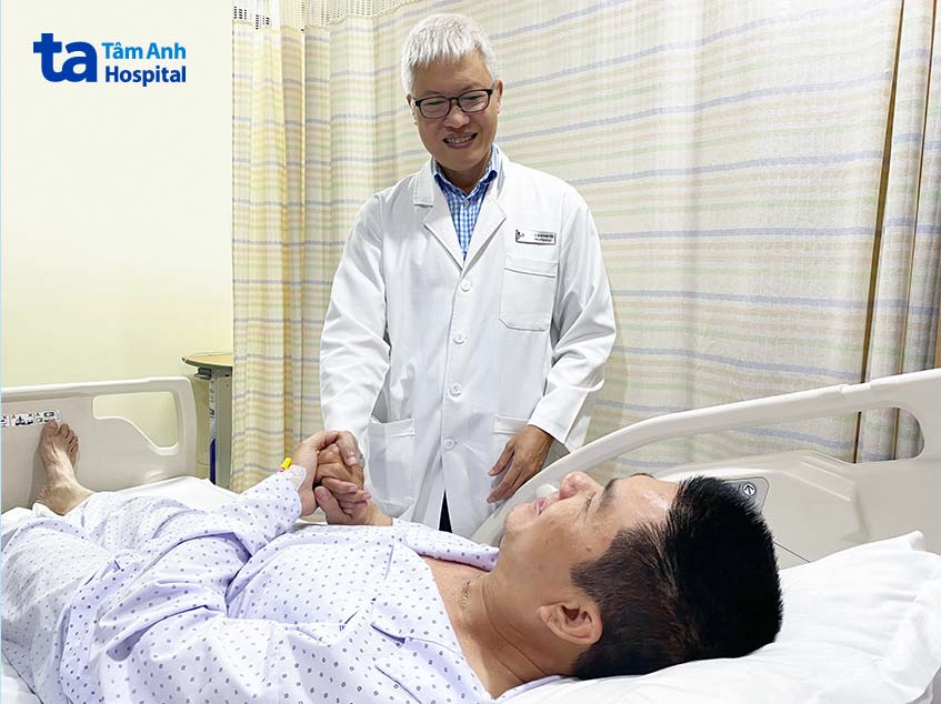 bs trông đang kiểm tra bệnh nhân