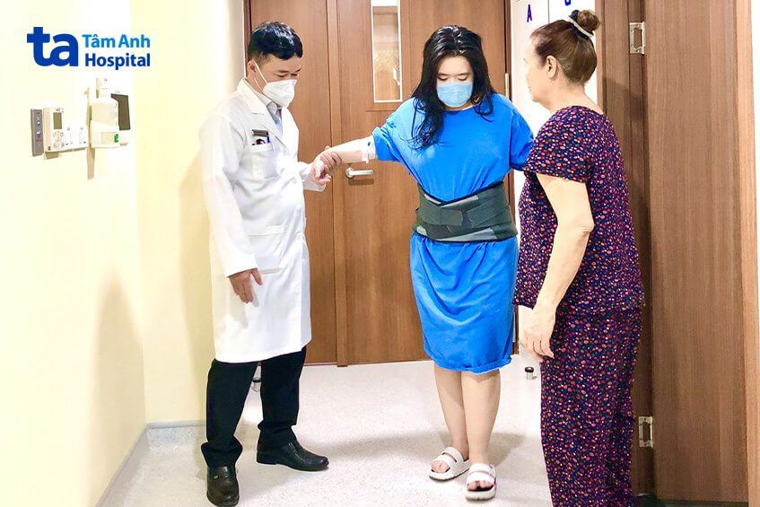 cô gái tập gym sai cách sau mổ cột sống