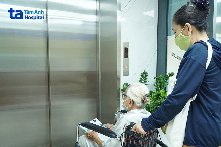 Bà H.T.P. (86 tuổi, Kiên Giang) được con gái đưa đi tái khám tại Bệnh viện Đa khoa Tâm Anh TP.HCM.