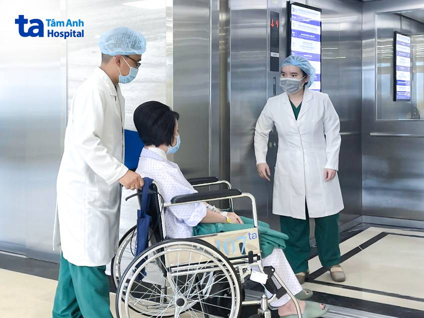 điều dưỡng khoa icu đưa chị k về phòng bệnh