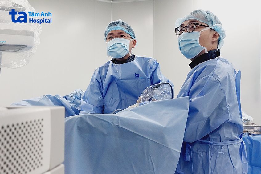 hai bác sĩ đang đặt ống thông cho người bệnh