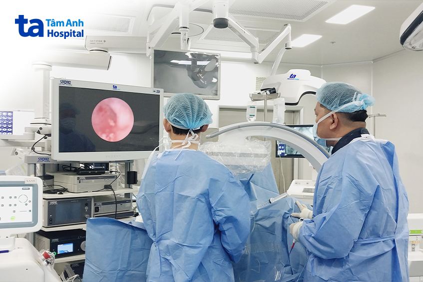 hai bác sĩ đang thực hiện phẫu thuật