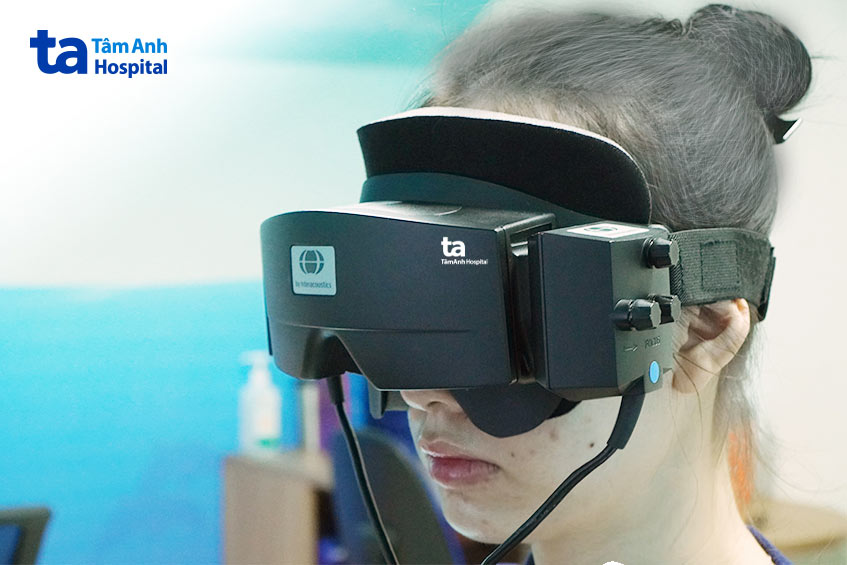 Người bệnh đang được kiểm tra chức năng tiền đình