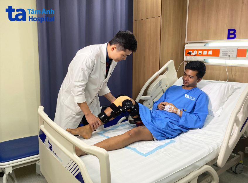 Một người bệnh mang nẹp khóa bảo vệ gối sau phẫu thuật 