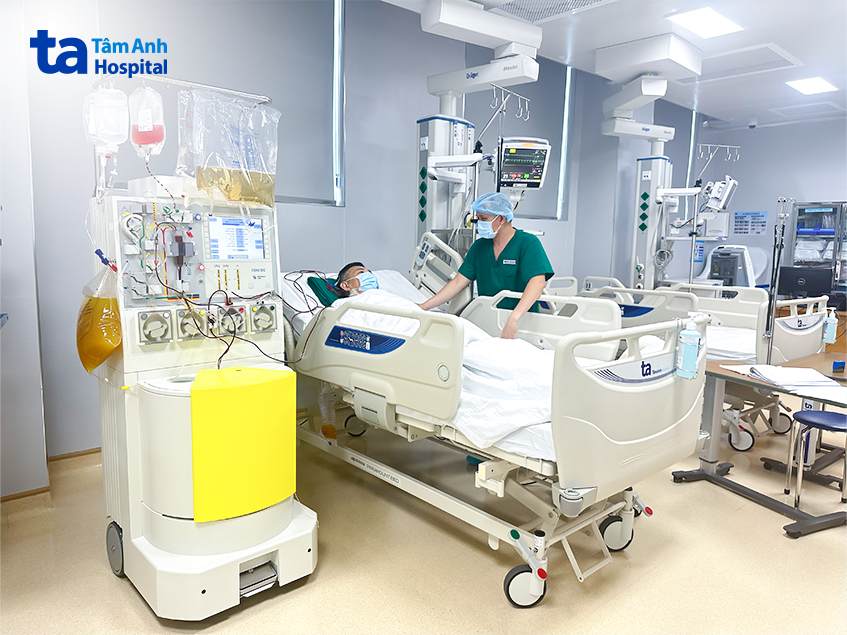 ông c đang được thay huyết tương bằng máy