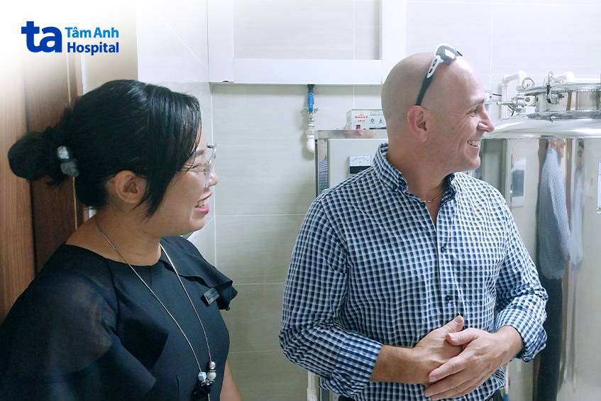 ông matthew ajkay tham quan