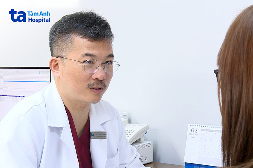 Phó giáo sư Lê Hoàng tư vấn trữ trứng cho một bệnh nhân trẻ