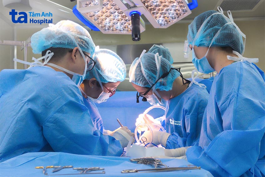 Các bác sĩ phẫu thuật bóc tách khối u trung thất cho bệnh nhân