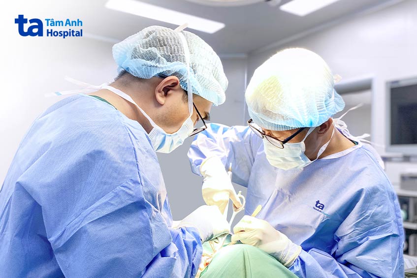 Thạc sĩ bác sĩ CKII Đoàn Minh Trông (bên trái), Đơn vị Đầu Mặt Cổ, BVĐK Tâm Anh TP.HCM, phẫu thuật cho người bệnh