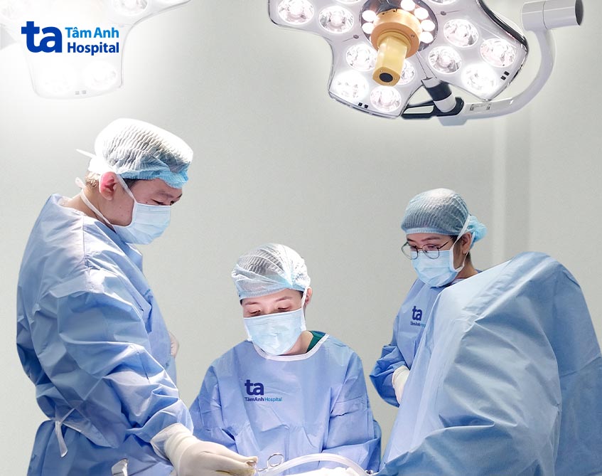 TS.BS Lê Phúc Liên (ở giữa) phẫu thuật sa bàng quang cho bà C