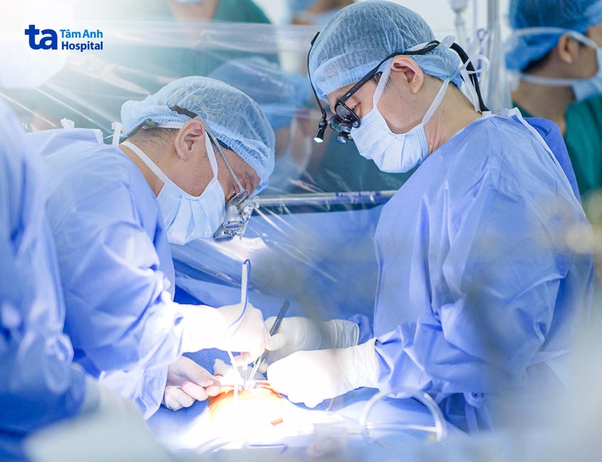 Bác sĩ phẫu thuật vá lỗ thông liên nhĩ cho bệnh nhân tại Bệnh viện Đa khoa Tâm Anh