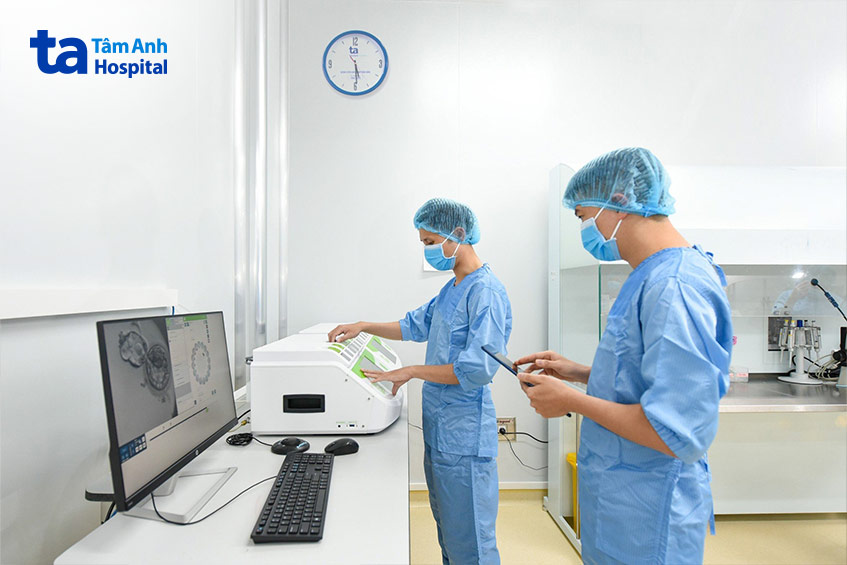 Phôi được nuôi cấy trong hệ thống tủ nuôi cấy time-lapse tích hợp trí tuệ nhân tạo tại IVF Tâm Anh