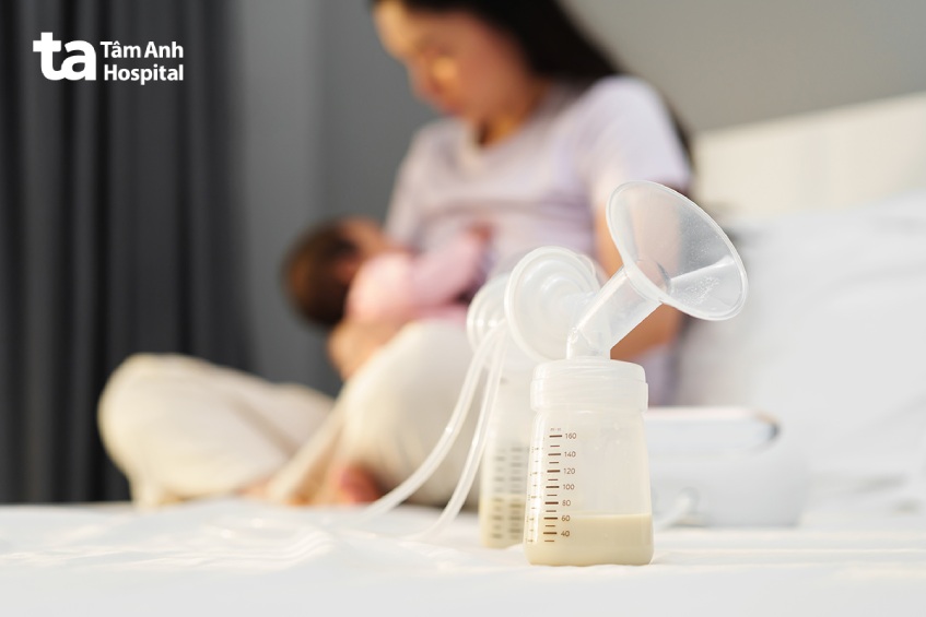 Sặc sữa ở trẻ sơ sinh có thể xảy ra ở cả trẻ bú mẹ 