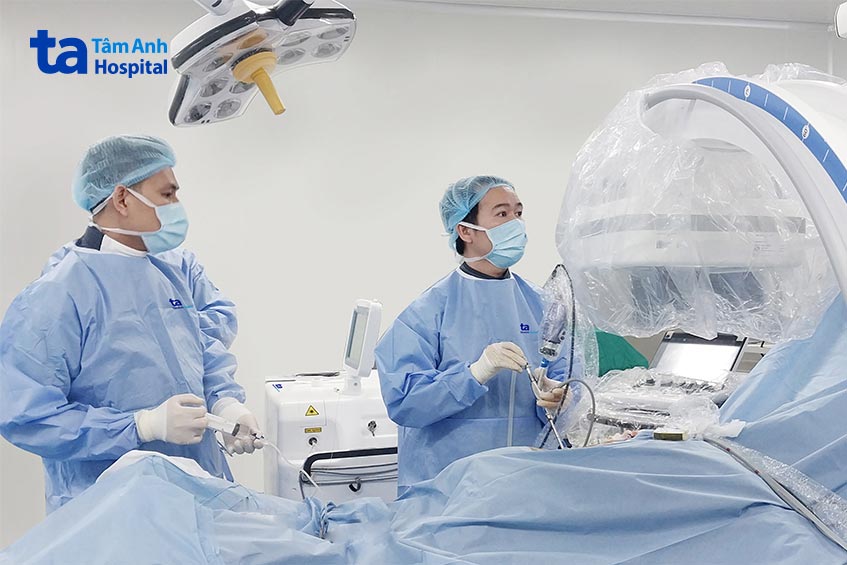 tán sỏi qua da cho người bệnh