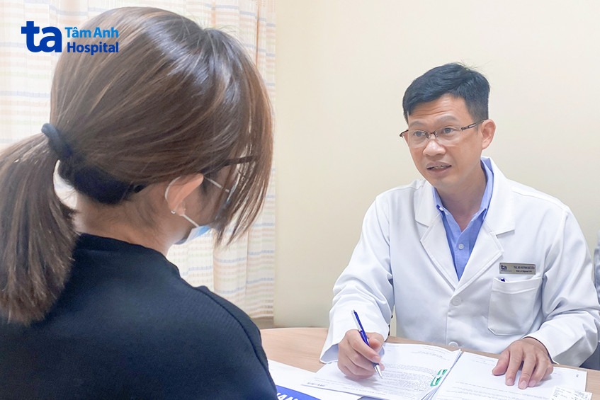 Thạc sĩ bác sĩ Huỳnh Bá Tấn khám cho bệnh nhân