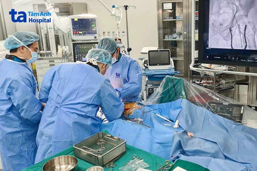 Ê kíp tiến hành thủ thuật “2 trong 1” cứu đôi chân khỏi nguy cơ hoại tử cho người bệnh