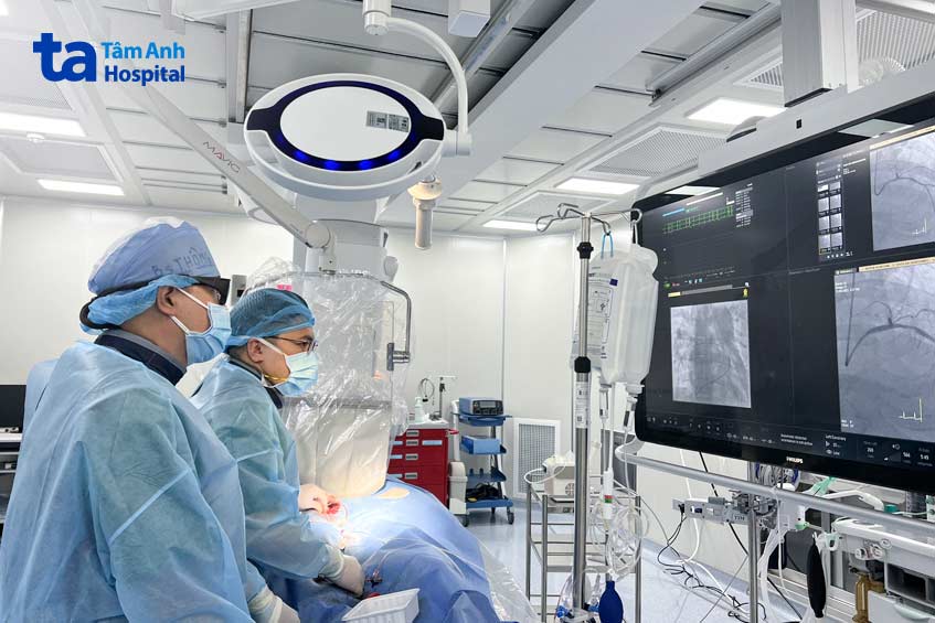 Các bác sĩ Trung tâm Tim mạch thực hiện thủ thuật đóng thông liên nhĩ bằng dụng cụ cho bệnh nhân