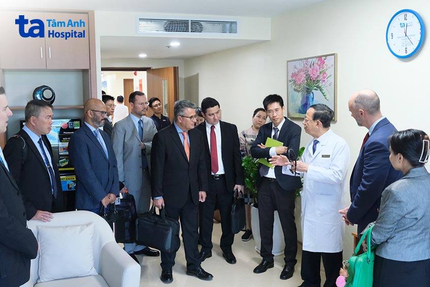 Các chuyên gia của Pfizer và BVĐK Tâm Anh trao đổi các thông tin y khoa hợp tác