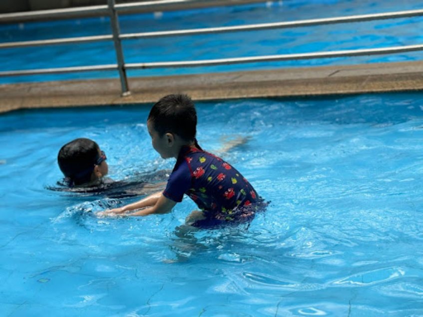 Trẻ ngâm mình dưới nước lạnh nhiều giờ rất dễ nhiễm lạnh