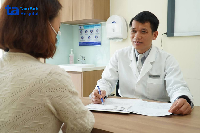 TS Khiêm tư vấn tầm soát ung thư cho người bệnh