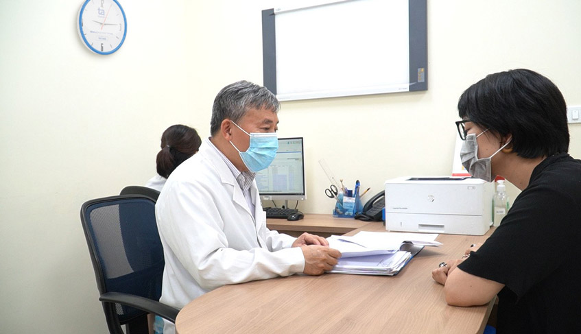 Một bệnh nhân đang được TS.BS Hoàng Kim Ước tư vấn về đái tháo đường mang thai