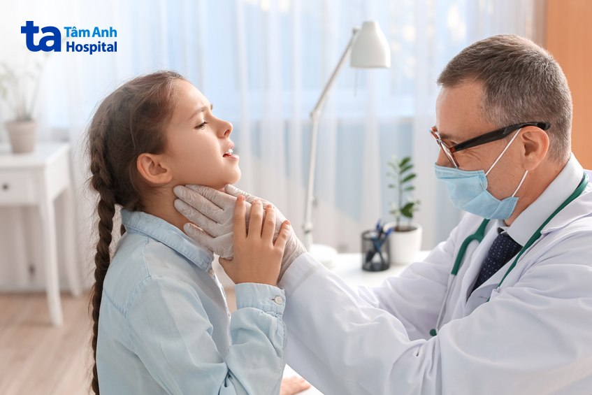 U nang giáp móng có thể được phát hiện khi quan sát vùng họng