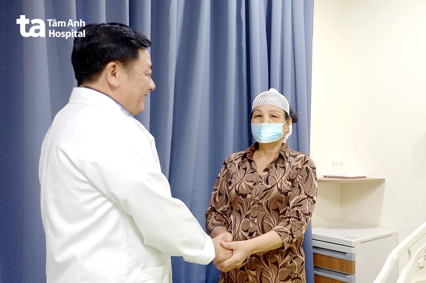 Bà Hường cảm ơn các bác sĩ khi xuất viện