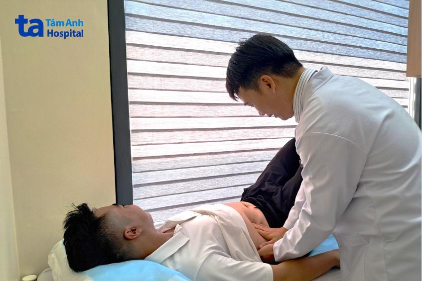 bác sĩ chẩn đoán bệnh