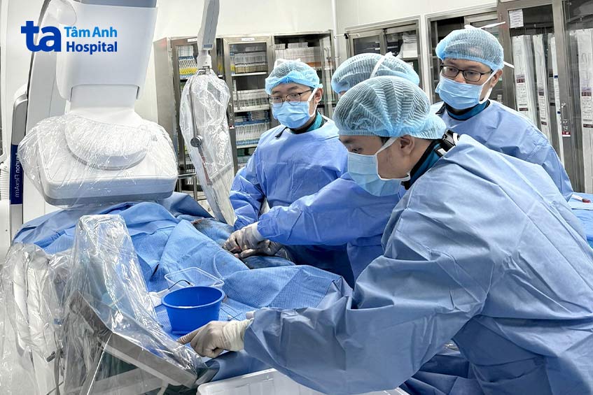 Các bác sĩ chuẩn bị can thiệp tái thông mạch vành phải vôi hóa nặng, cải thiện tình trạng block nhĩ thất cho bệnh nhân