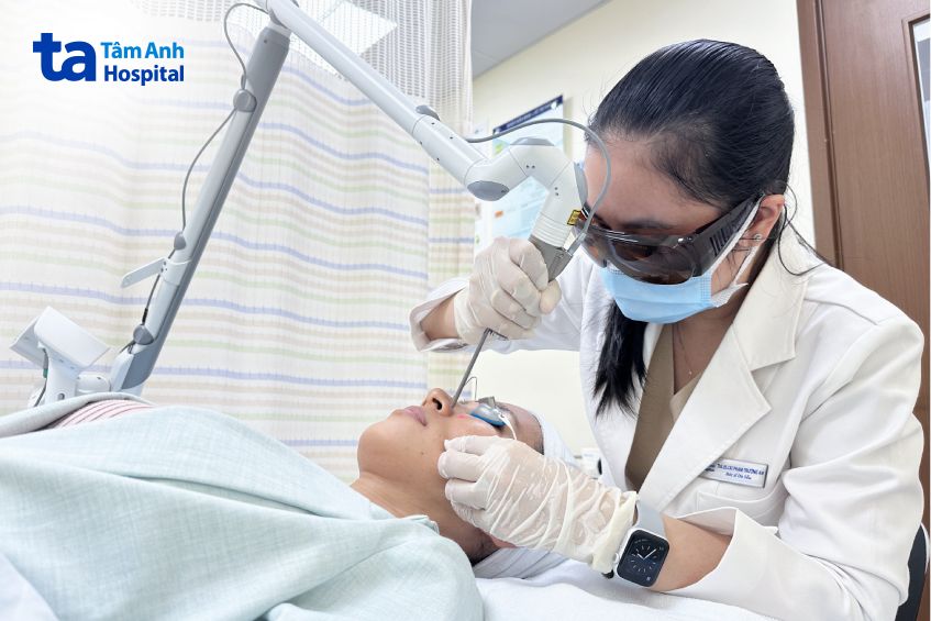 bác sĩ đang điều trị da cho khách hàng