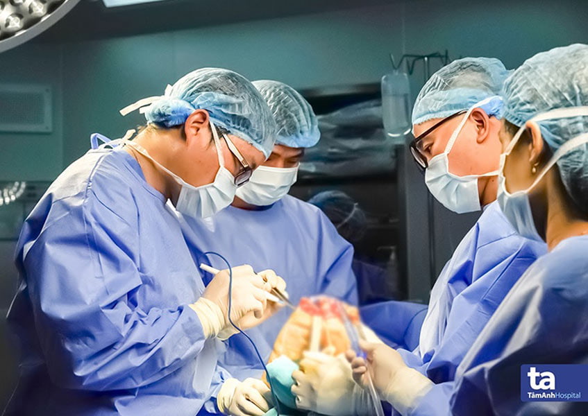 bác sĩ đang thực hiện phẫu thuật thay khớp khuỷu tay