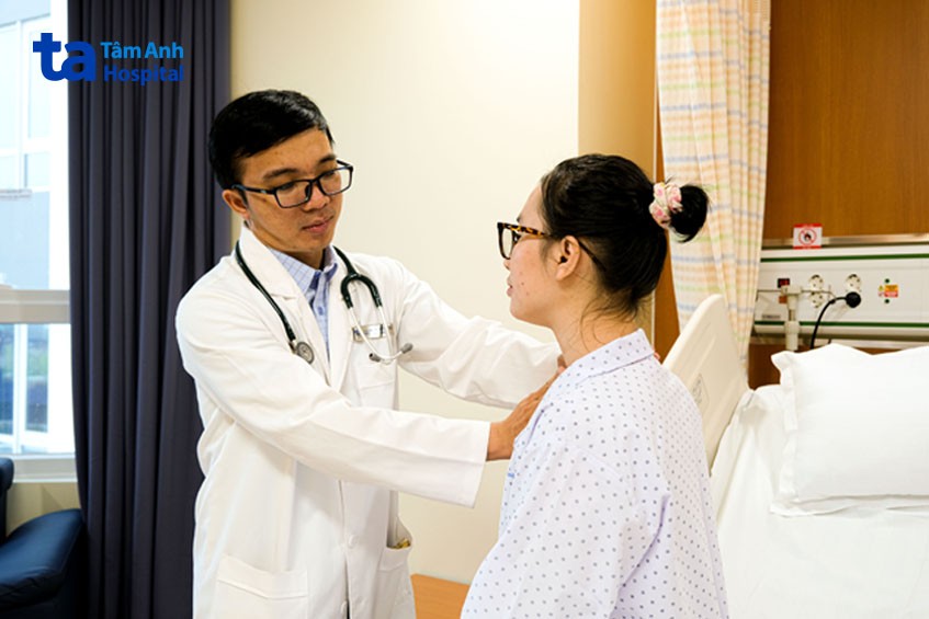 Bác sĩ Đỗ Tấn Vũ khám cho người bệnh