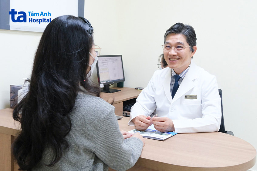 Bác sĩ Dũng tư vấn cho bệnh nhân tại Phòng khám Mạch máu chạy thận nhân tạo