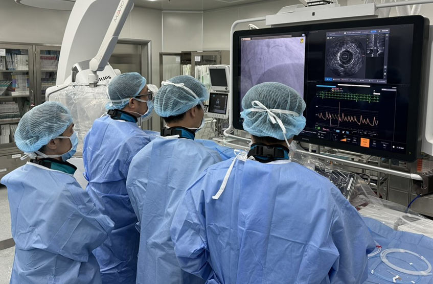 Bác sĩ Hằng (giữa) cùng ê kíp phẫu thuật cắt toàn bộ tuyến giáp cho bệnh nhân