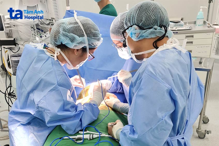 Bác sĩ Hằng (trái) cùng ê kíp phẫu thuật lấy khối u giáp lớn cho bệnh nhân